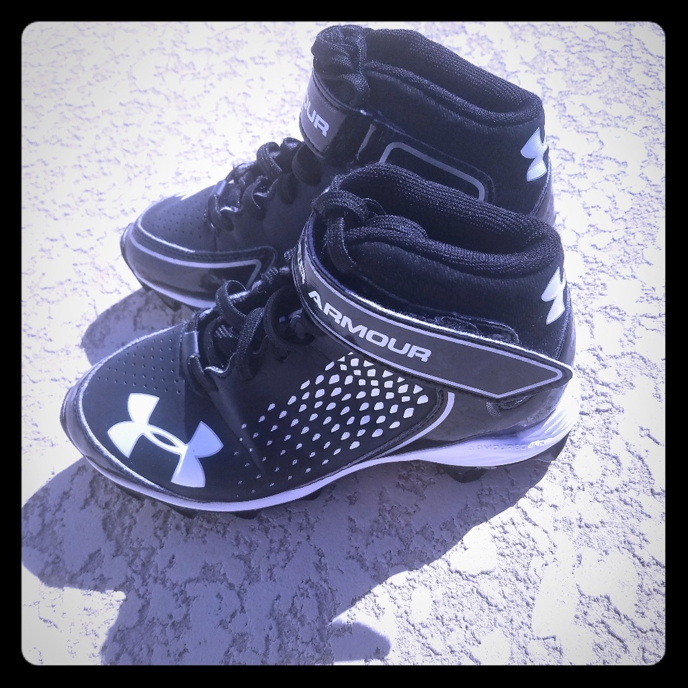 1Y Under Armour Black Kids Athletic Cleats Boys